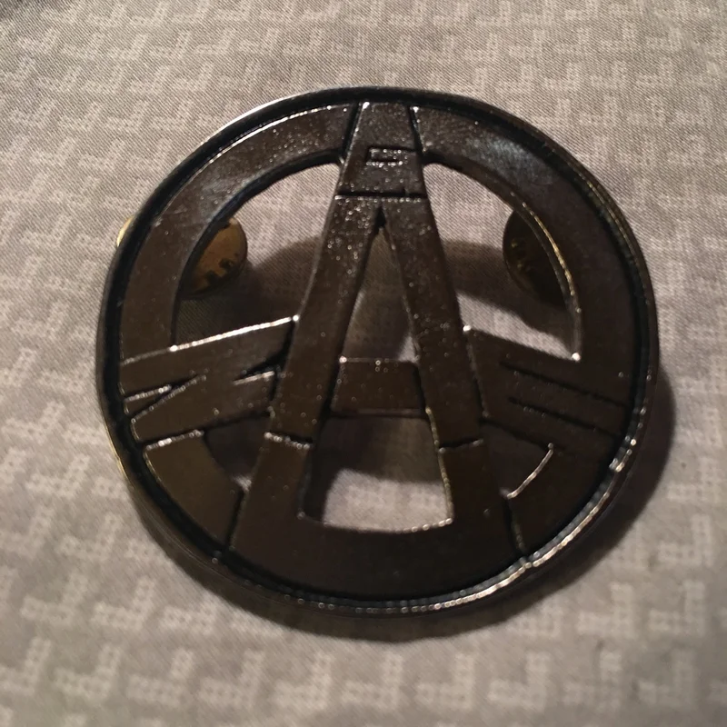 GAUZE CIRCLE LOGO METAL BADGE